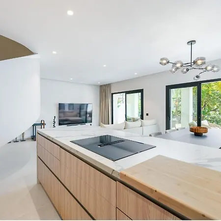 Triplex En Aloha Gardens, 4 아파트 *