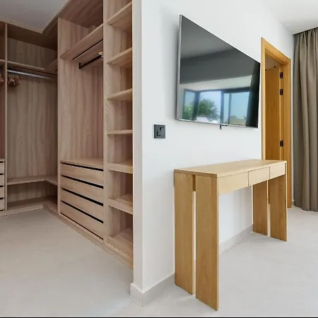 Triplex En Aloha Gardens, 4 아파트